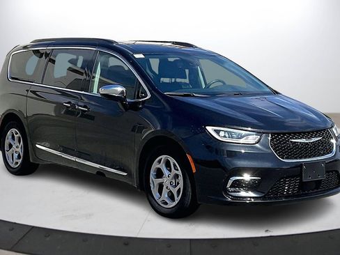Used 2023 Chrysler Pacifica Limited image 2