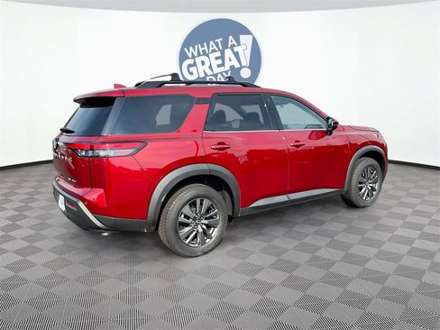 Used 2023 Nissan Pathfinder SV image 3