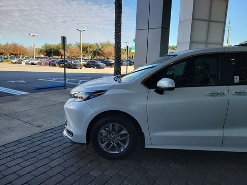 Used 2025 Toyota Sienna XLE image 2