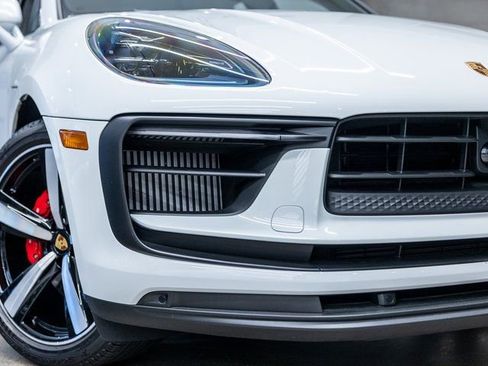 Certified 2025 Porsche Macan S image 17