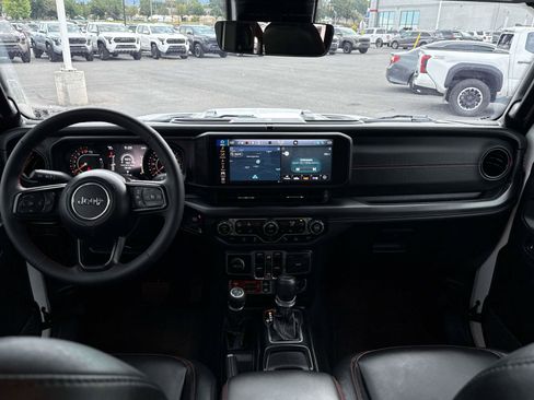 Used 2025 Jeep Gladiator Rubicon AWD/4WD image 14