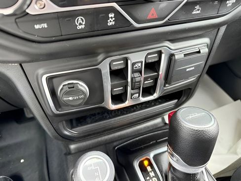 Used 2022 Jeep Gladiator Willys image 36