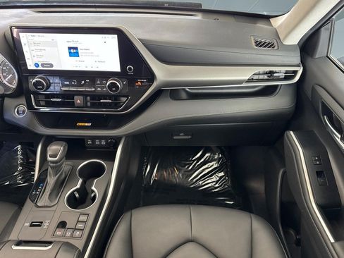 Used 2024 Toyota Highlander XLE FWD image 31