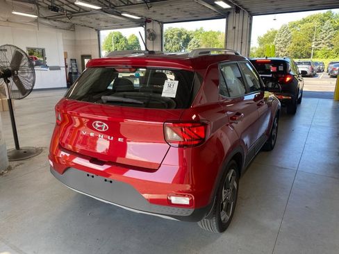 Used 2025 Hyundai Venue SEL FWD image 4