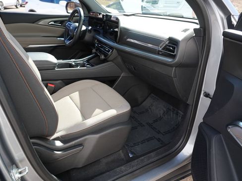 Used 2025 Chevrolet Traverse LT image 29