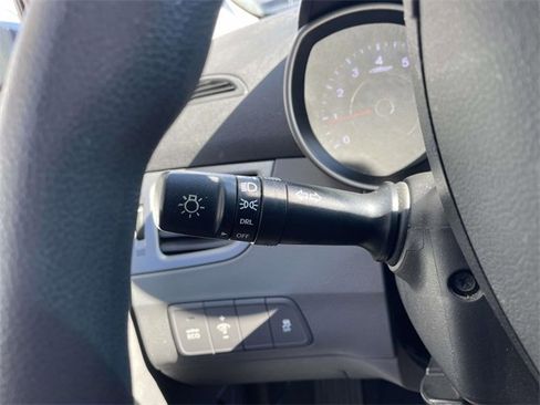 Used 2016 Hyundai Elantra SE image 24