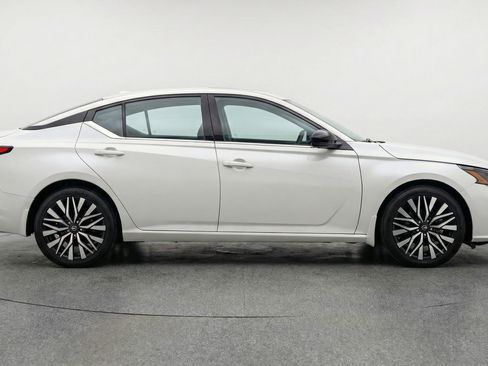 Used 2025 Nissan Altima 2.5 SV FWD image 11