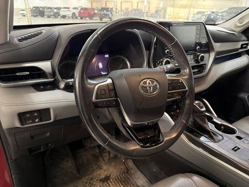 Used 2021 Toyota Highlander Limited image 9