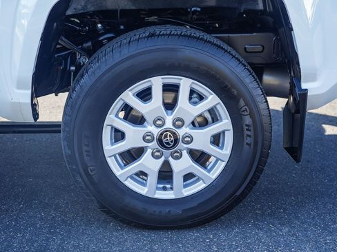 Certified 2024 Toyota Tacoma SR5 AWD/4WD image 11