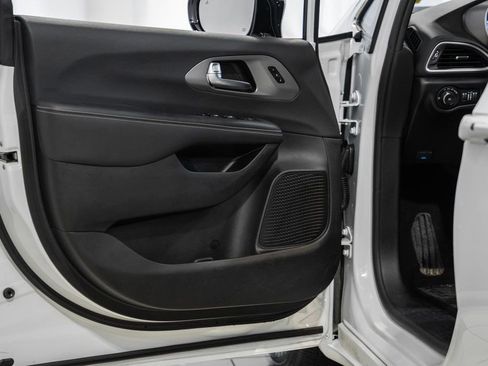 Certified 2025 Chrysler Pacifica Select image 39