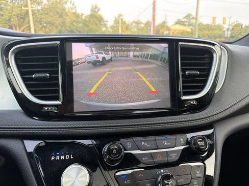 Used 2025 Chrysler Pacifica Limited FWD image 18