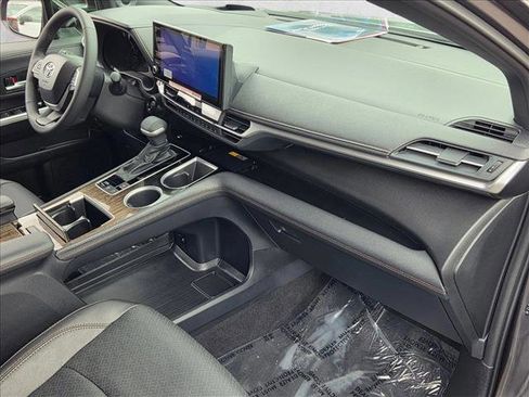 Certified 2025 Toyota Sienna Platinum image 21