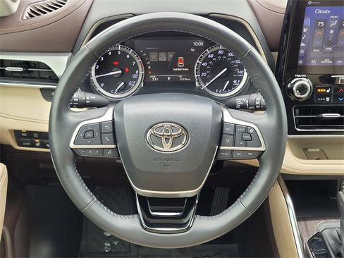 Used 2022 Toyota Highlander Platinum image 10