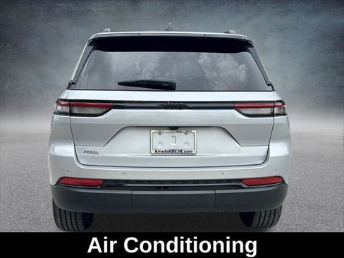 Certified 2024 Jeep Grand Cherokee Altitude image 7