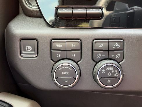 Used 2025 Chevrolet Silverado 1500 ZR2 w/ Technology Package image 18