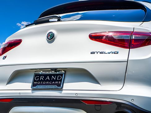 Used 2023 Alfa Romeo Stelvio Ti AWD/4WD image 44