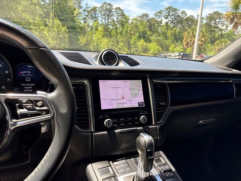 Used 2018 Porsche Macan AWD/4WD image 19