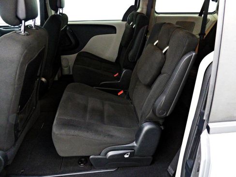 Used 2016 Dodge Grand Caravan SE image 9