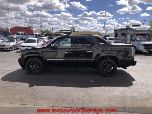 Used 2010 Chevrolet Avalanche LTZ image 3