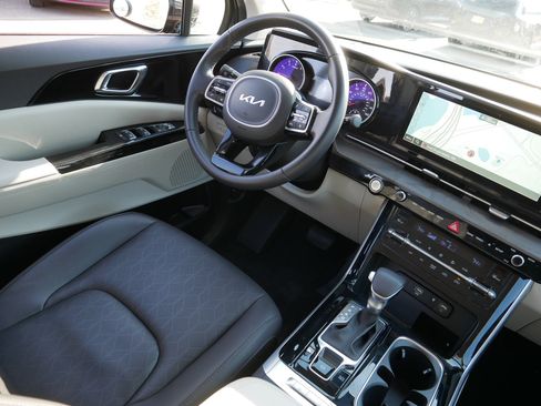Certified 2024 Kia Carnival EX image 9