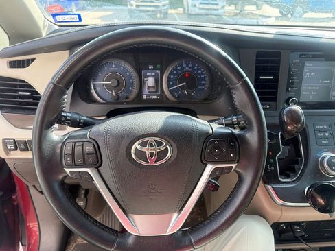 Used 2019 Toyota Sienna XLE Premium FWD image 8