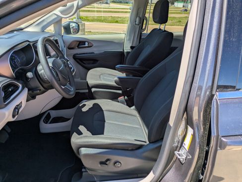 Used 2022 Chrysler Voyager LX image 11