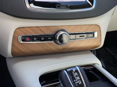 Certified 2022 Volvo XC90 T6 Momentum w/ Climate Package image 29