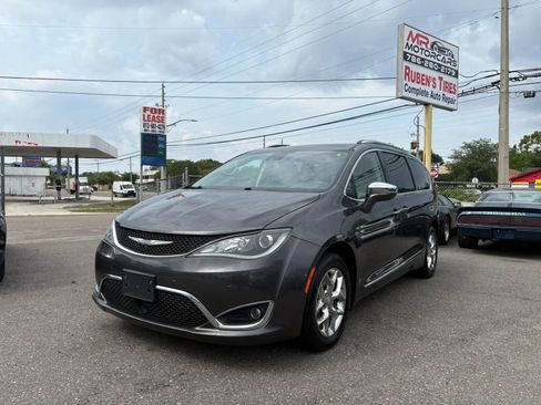 Used 2018 Chrysler Pacifica Limited w/ Advanced Safetytec Group FWD image 1