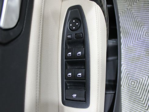 Used 2017 BMW 230i Convertible image 7