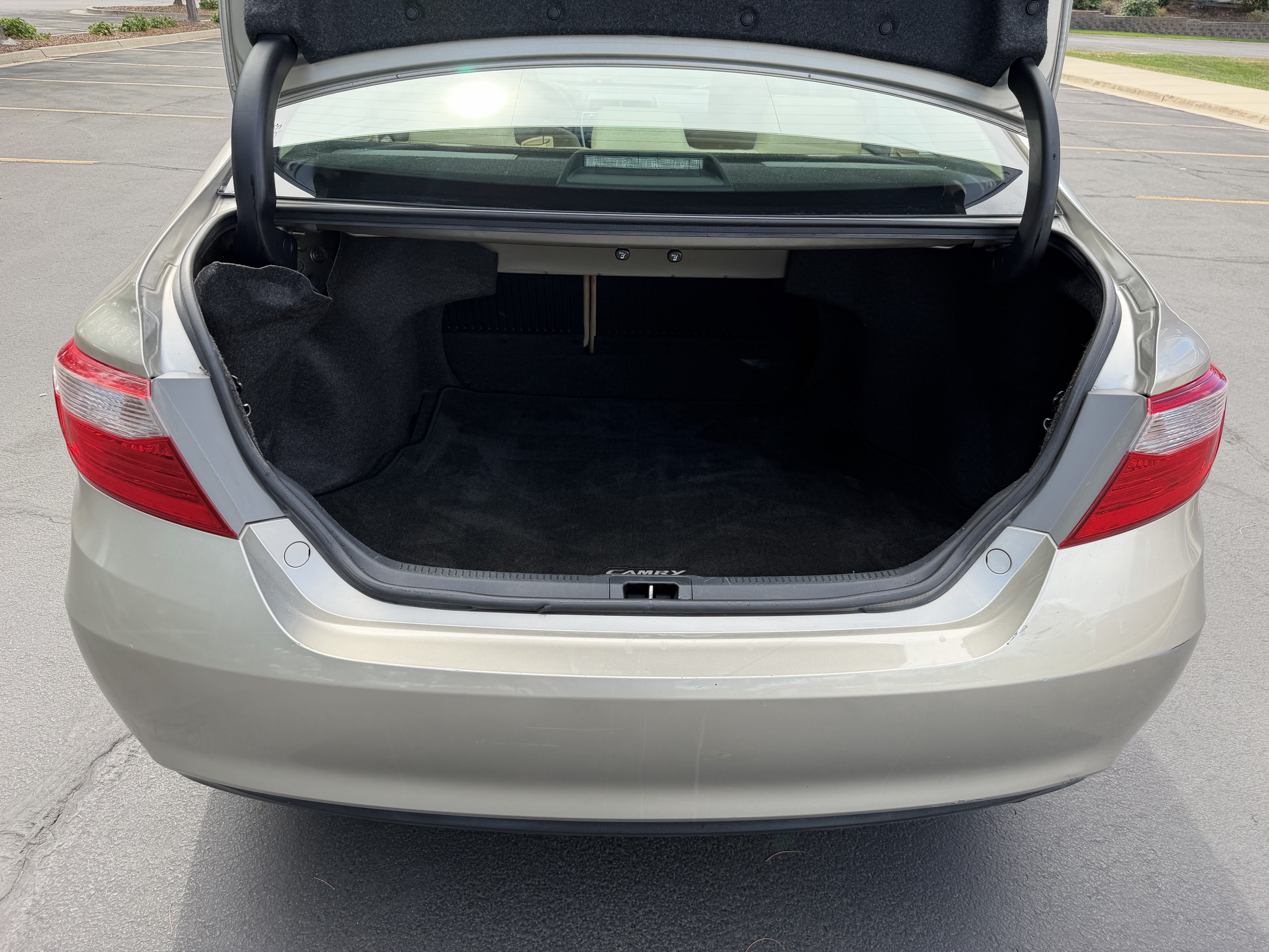 Used 2015 Toyota Camry LE FWD image 25