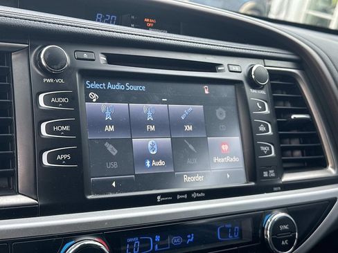 Used 2018 Toyota Highlander XLE AWD/4WD image 3
