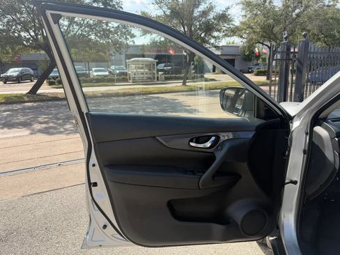 Used 2020 Nissan Rogue S w/ Special Edition Package FWD image 6