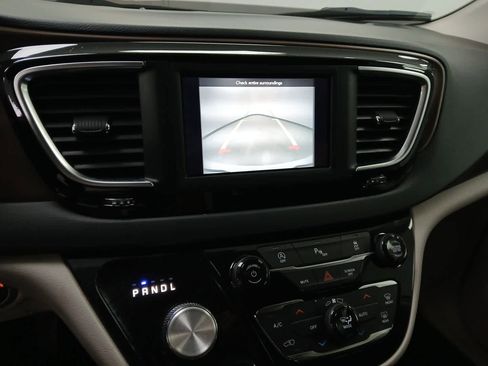 Used 2019 Chrysler Pacifica Touring Plus w/ Cold Weather Group image 9