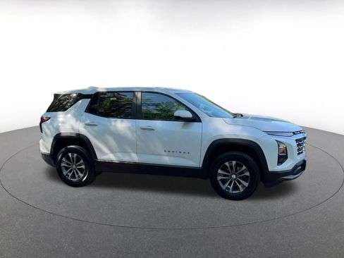 Used 2025 Chevrolet Equinox LT image 2