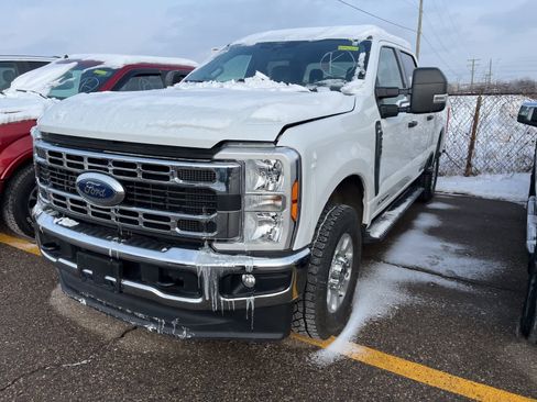 Used 2024 Ford F250 XLT image 2