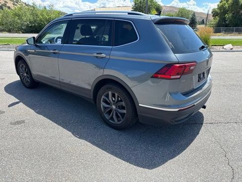 Used 2023 Volkswagen Tiguan SE w/ Panoramic Sunroof Package FWD image 5