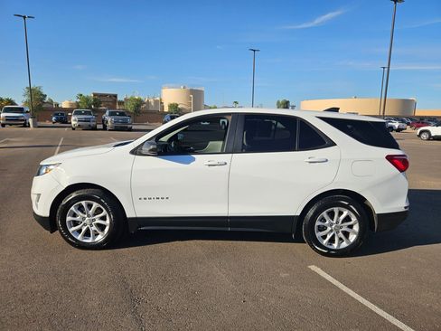 Certified 2021 Chevrolet Equinox LS w/ LS Convenience Package FWD image 2