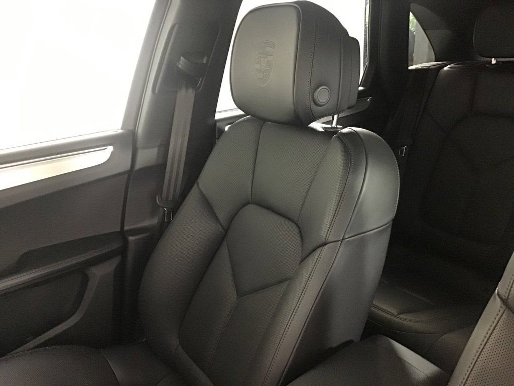 Certified 2026 Porsche Macan AWD/4WD image 23