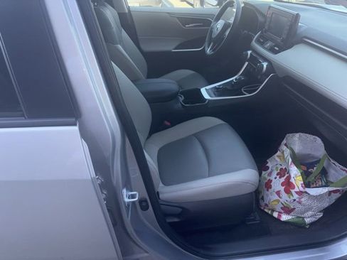 Used 2022 Toyota RAV4 XLE Premium image 4