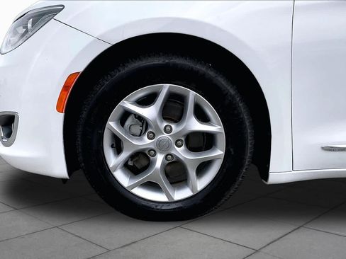 Used 2020 Chrysler Pacifica Touring-L Plus w/ Tire & Wheel Group FWD image 11
