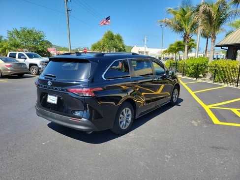 Used 2021 Toyota Sienna XLE image 5