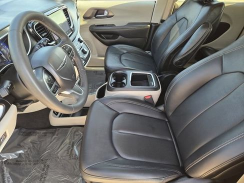 Used 2024 Chrysler Pacifica Touring-L FWD image 13