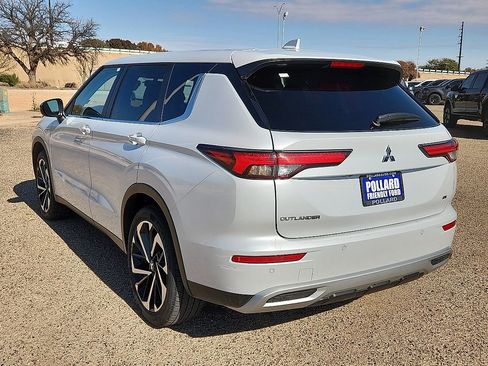 Used 2024 Mitsubishi Outlander image 2