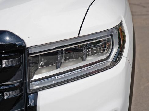 Used 2023 GMC Acadia SLE w/ Driver Convenience Package FWD image 4