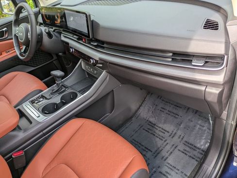 Used 2025 Kia Carnival EX image 25