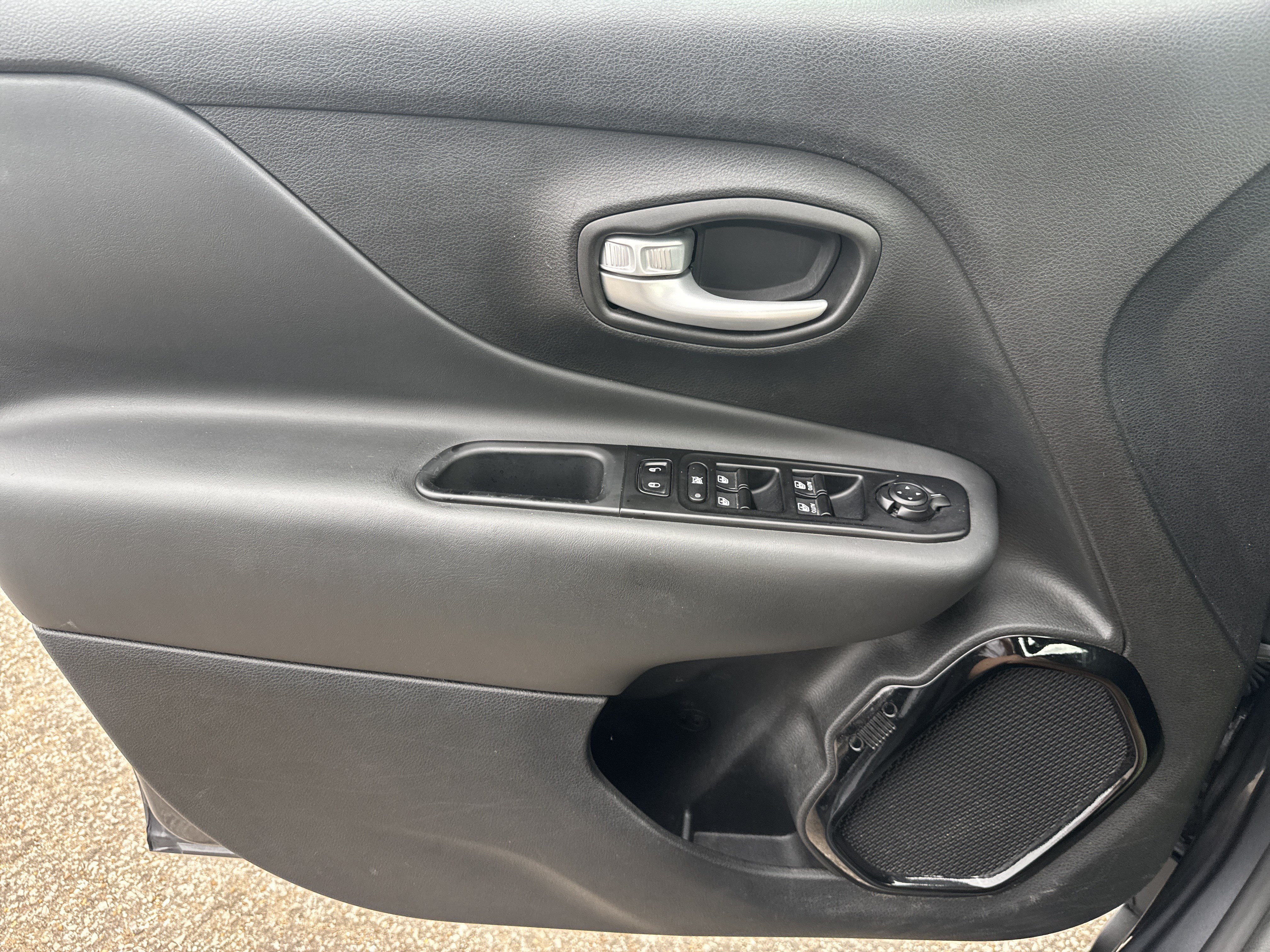 Used 2023 Jeep Renegade Altitude AWD/4WD image 9