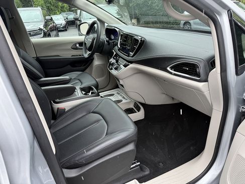 Used 2023 Chrysler Pacifica Touring-L AWD/4WD image 13