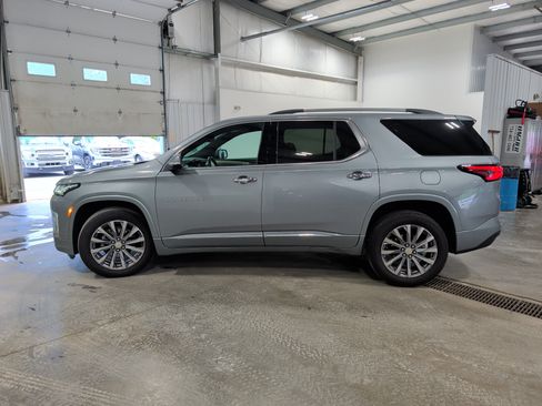 Used 2023 Chevrolet Traverse Premier FWD image 5