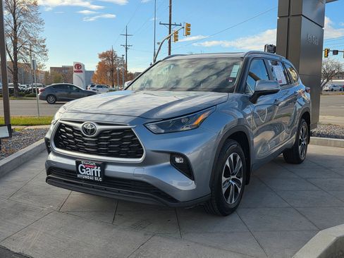 Used 2023 Toyota Highlander XLE image 10