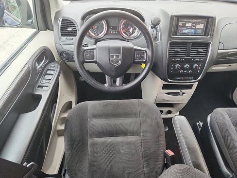 Used 2018 Dodge Grand Caravan SE w/ UConnect Hands-Free Group FWD image 8
